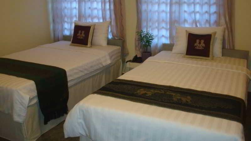 G Eleven Hotel Phnom Penh Bagian luar foto
