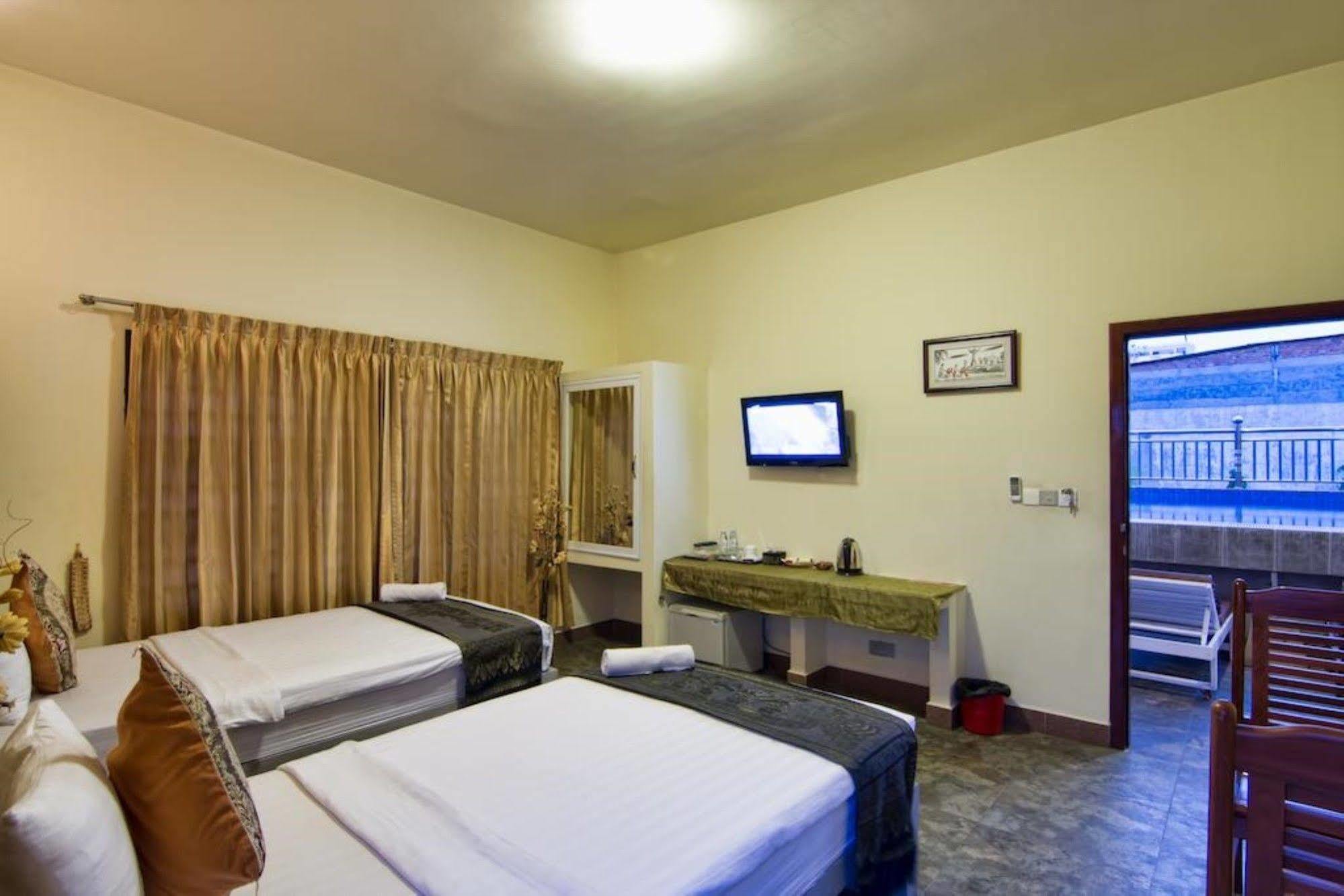G Eleven Hotel Phnom Penh Bagian luar foto